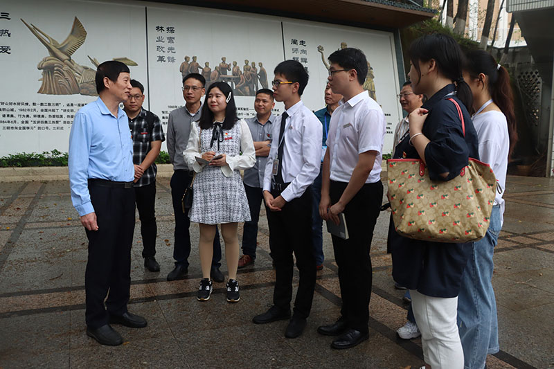 教授与学生对谈校.jpg 教授与学生对谈校.jpg