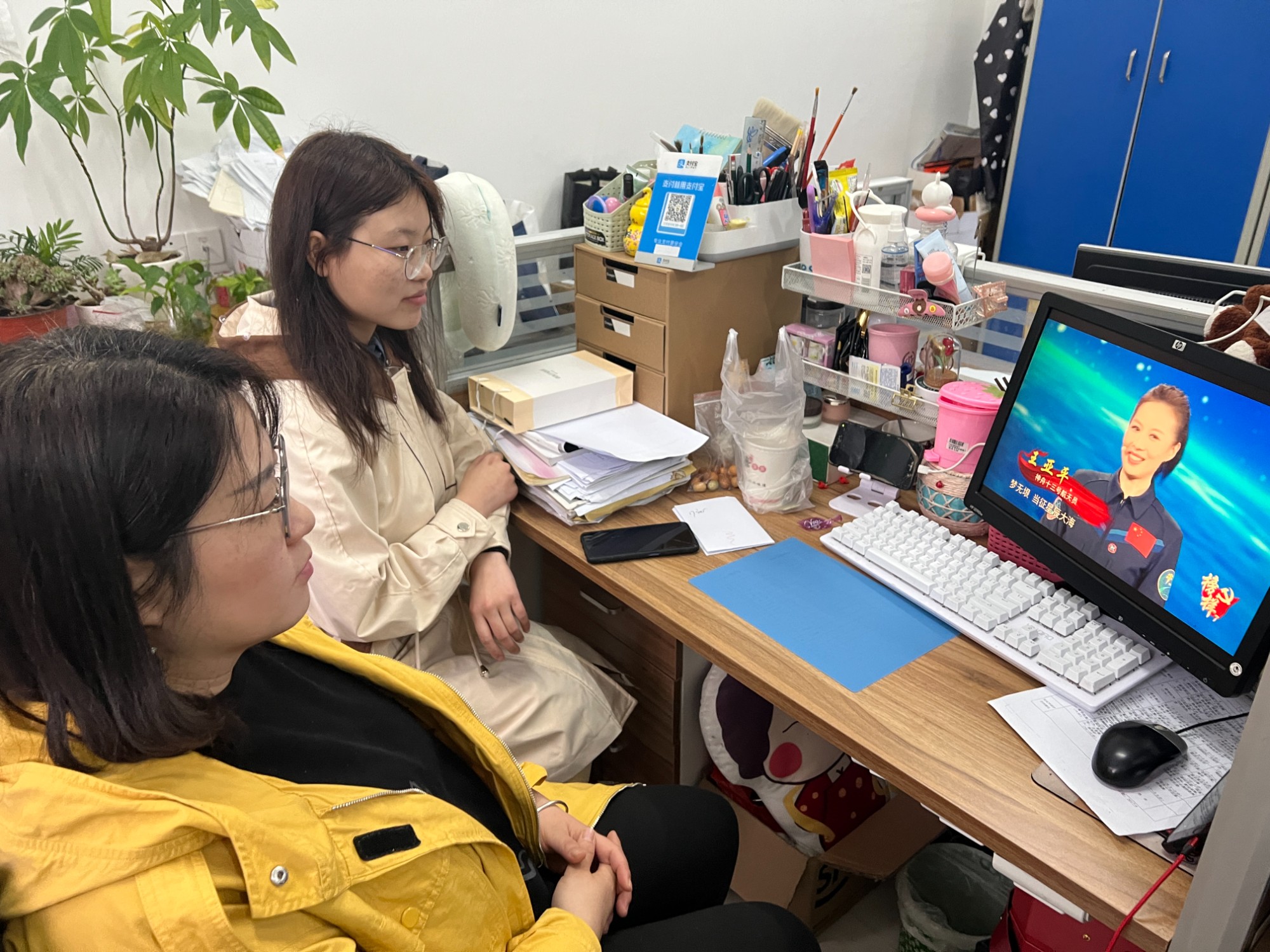 黄峰、王硕收看榜样7.jpg 黄峰、王硕收看榜样7.jpg