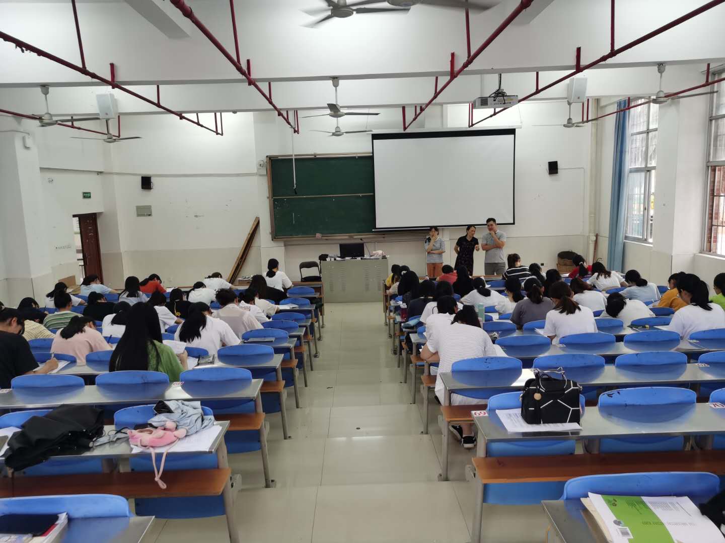 学校教务处领导巡视考试情况.jpg 学校教务处领导巡视考试情况.jpg