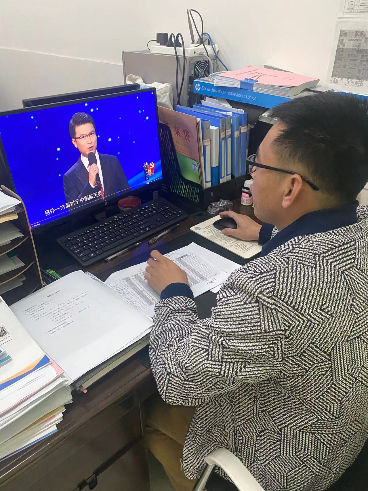 方来煅收看榜样7.jpg 方来煅收看榜样7.jpg