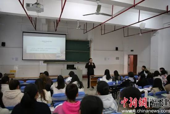 图为63800威尼斯马克思主义学院的思政课堂 图为63800威尼斯马克思主义学院的思政课堂