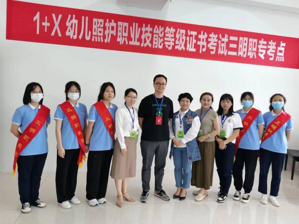 工作人员合影.jpg